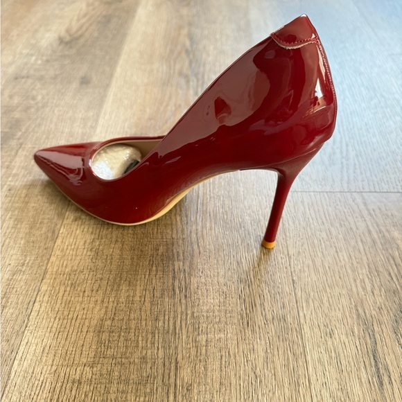 Red pumps - Picture 4 of 5